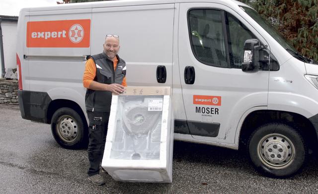 Franz Josef Moser: „Unsere geschulten Servicetechniker sind auch jetzt für Kunden da. Elektrogeräte können
im Online-Shop bestellt und zugestellt werden. Einfach anrufen, E-Mail schicken oder online bestellen.“
