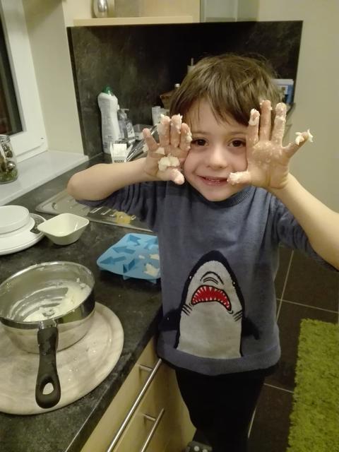 Der kleine Felix ist jetzt fleißig am kochen und basteln und zeichnen.