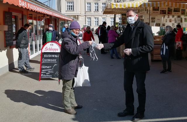 Schutzmasken-Verteilung durch Marktreferent Markus Geiger am Benediktinermarkt