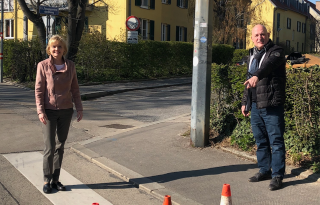 Bezirksvorsteherin Silke Kobald und Bezirksvorsteherin-Stellvertreter Gerzabek sorgen für mehr Sicherheit der Fußgänger.