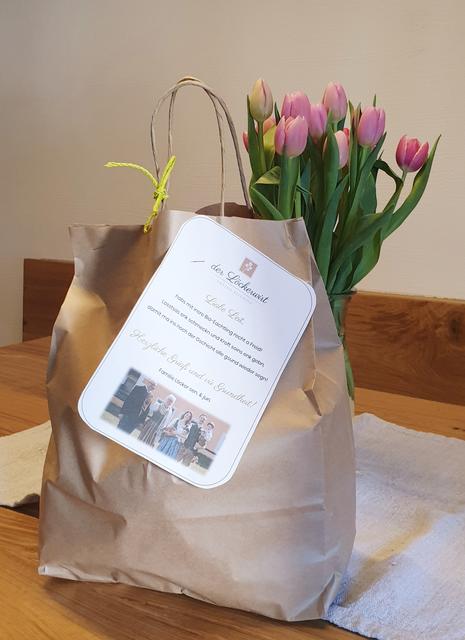 Diese Sackerl gefüllt mit den Bio Eachtlingen vom Löckerwirt können ab 03. April kontaktlos abgeholt werden.