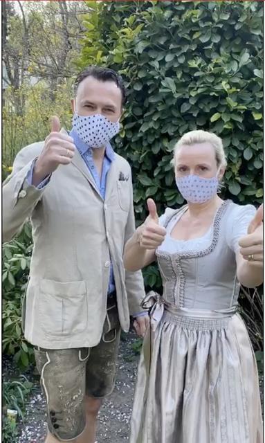 Die Nachfrage ist enorm, alle Mitarbeiter sind hochmotiviert & fertigen mit viel Liebe zum Schutz der Bevölkerung!