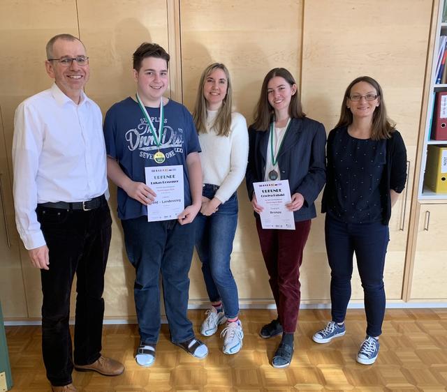 Stolz auf seine Schüler und deren Leistungen: Direktor Martin Steiner gratulierte den beiden Medaillengewinnern Lukas Rossegger (Gold) und Orsolya Pataki (Bronze).