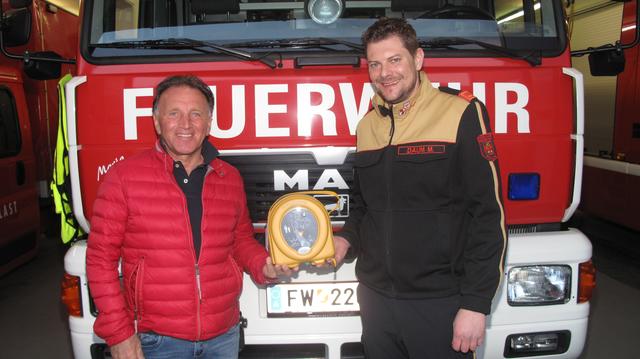 Gottlieb Jäger und Marco Daum präsentieren den neuen Defibrillator.