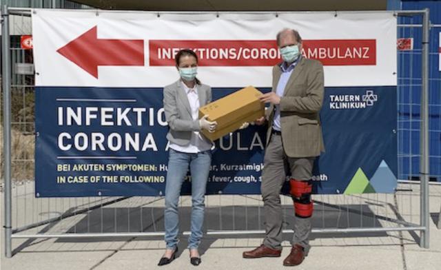 Ulrike Holleis, Konzessionärin der See-Apotheke mit Tauernklinikum-Geschäftsführer Franz Öller bei der Übergabe der Masken.