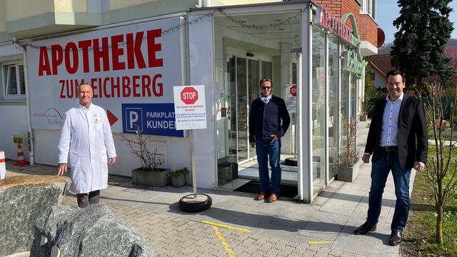 Martin Danner, Michael Schmutzer, Andreas Kirnberger präsentierten Maßnahmen zum Schutz der Mitarbeiter und Kunden der Apotheke.