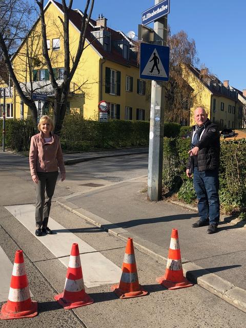 Bezirksvorsteherin Silke Kobald und Bezirksvorsteherin-Stellvertreter Gerzabek sorgen für mehr Sicherheit der Fußgänger.