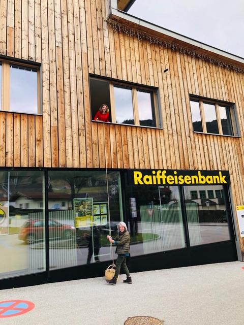 Der Parteienverkehr ist in zahlreichen Gemeinden auf ein Minimum reduziert. In der Gemeinde Tulfes behilft man sich mittels Seilzug. Dringliche Anliegen wie beispielsweise Müllsäcke, können so problemlos an Bürgerinnen und Bürger übergeben werden.