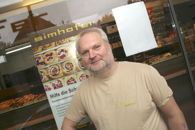 Wolfgang Simhofer vor der gleichnamigen Bäckerei-Filiale