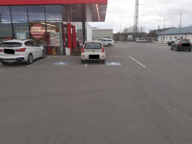 Ein Auto, zwei Behindertenparkplätze: Da stimmt was nicht.  | Foto: privat