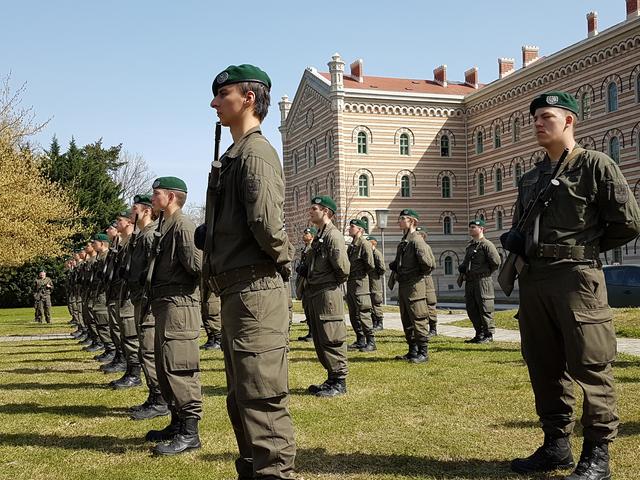 Angelobung mit Abstand: 41 jungen Soldaten schwörten der Republik Österreich in der Martins-Kaserne ihre Treue.
