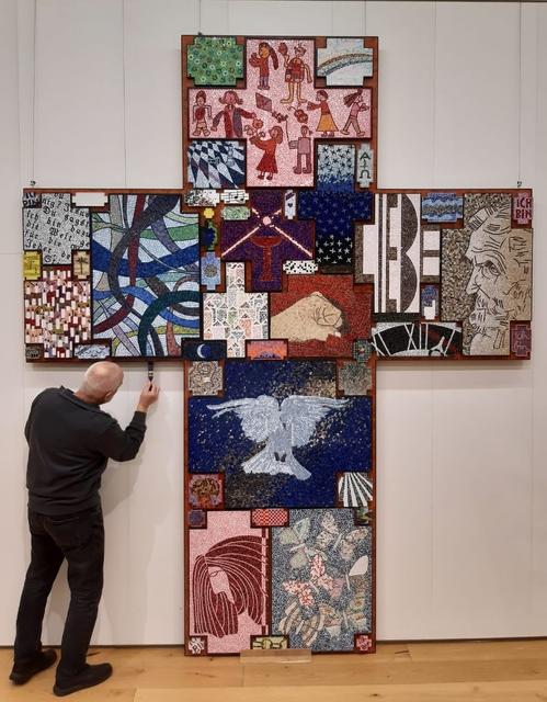 Das ist das herausragende Mosaikkreuz des Weizer Glasmosaikkünstlers Werner Loder, das für "Schule Äthiopien" versteigert werden wird.