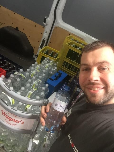 Johannes Wagner bleibt auch während der Corona-Zeit mit Sicherheit fit, er beliefert seine Kunden mit Getränken.
