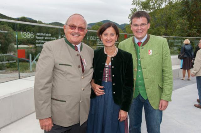 2013, als der Wopfinger Dorfplatz zum Kommerzialrat-Friedrich-Schmid-Platz umbenannt wurde. Schmid (l.) mit Johanna Mikl-Leitner und Michael Zehetner.