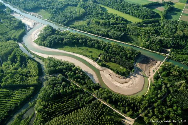Ein naturnaher Flussverlauf mit vielfältigen Uferbereichen wurde komplett neu geschaffen. Die Umwelt erholt sich seitdem stetig.