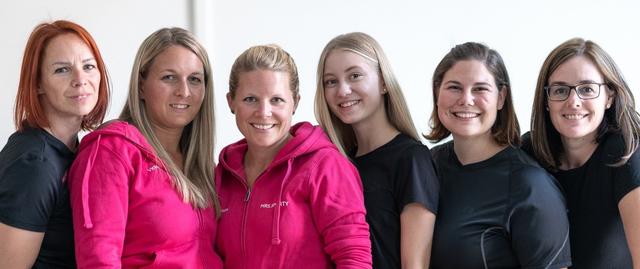 Vicky Schatz und Kerstin Zeller (in pink), die Clubmanagerinnen aus Gallneukirchen und das Team freuen auf die Wiedereröffnung des Clubs.