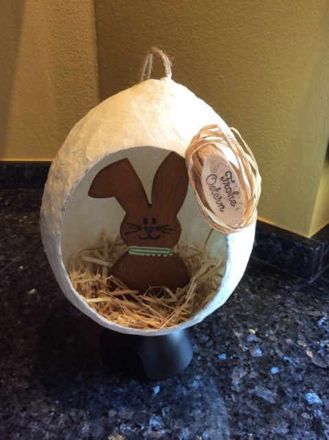 Die Kinder basteln für den Osterbaum der Hoffnung kleine Kunstwerke