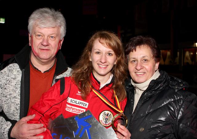 Viktoria Schlapfer mit ihren Eltern Josef und Elisabeth, die ihr Talent früh erkannt haben.