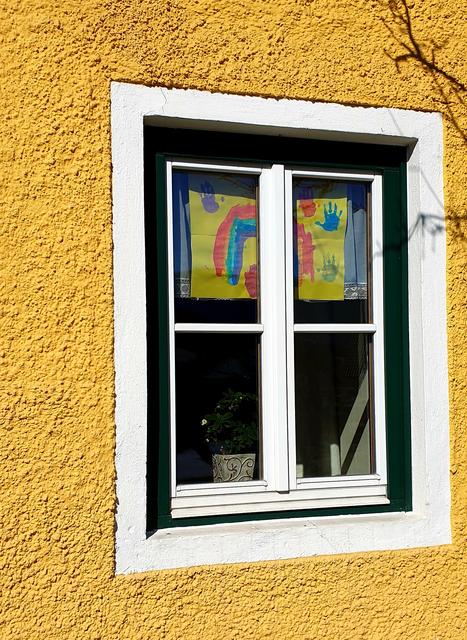 "#regenbogengegencorona" - unter diesem "Motto" malen die Kinder Regenbogen und kleben sie in die Fenster oder an die Tür. Andere Kinder können so sehen, dass auch hier Kinder wohnen, die zu Hause bleiben (müssen).