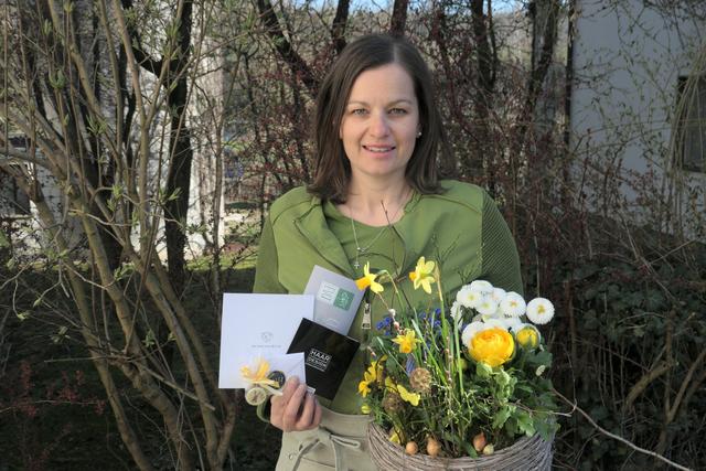 Eine Initiative aus Gaspoltshofen: Mit den Blumen von Eva Kemptner werden auf Wunsch auch Gutscheine der Friseurin Barbara Hofmanninger, der Conditorei Roland Mayer und des Schmuckgeschäfts von Katrin Künzel zugestellt. | Foto: Eva Kemptner