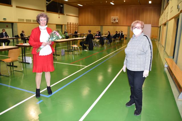 Blumen gab es von Christine Noisternig für Regina Blondiau Köllner.