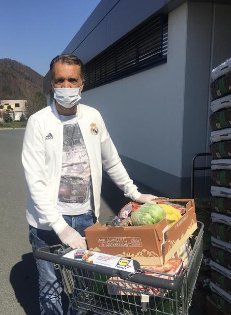 Gerald Murlasits ist einer von vielen Ehrenamtlichen, die in Corona-Zeiten den Einkauf für andere erledigen.