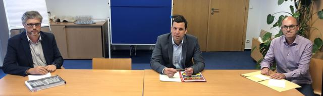 Finanzdirektor Peter Buchegger, Bürgermeister Stefan Krapf und Sozialamtsleiter Thomas Bergthaler (v. l. n. r.) beim Erarbeiten des Maßnahmenpaketes.