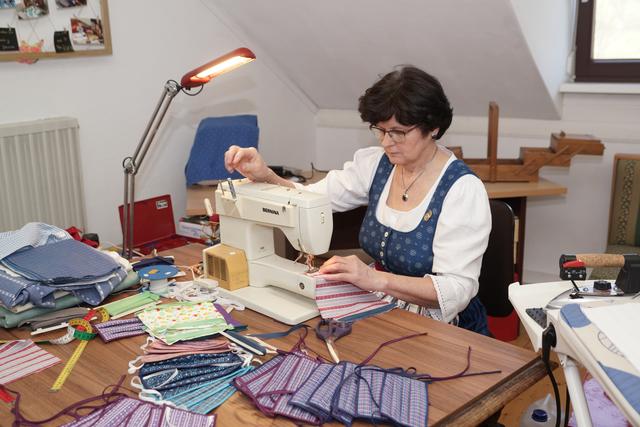 Erni Schmiedleitner, Bezirksobfrau der Goldhauben, näht wie viele andere Goldhauben Hals-Nasen-Schutz aus Baumwolle. Ansprechpartner sind jeweils die Goldhaubenobfrauen im eigenen Ort.