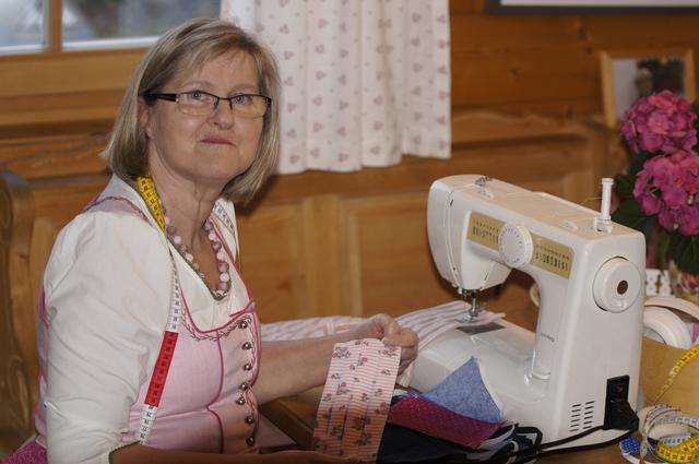 Ernestine Mittermayr-Runge näht "fesche" Atemschutzmasken.