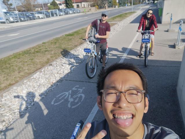 Ryan und seine beiden Freunden beim Radfahren am Weg zum Einkaufen.