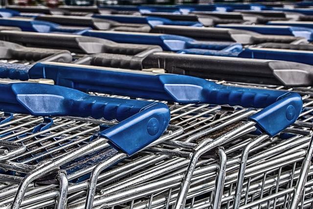 Während Einzelhändler schließen mussten, erweitern große Lebensmittelketten zum Teil sogar ihr Sortiment. Der Tiroler Wirtschaftsbund und die Wirtschaftskammer fordern nun Fairness von den großen Lebensmittelketten.