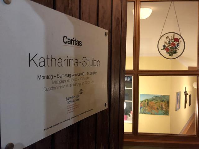 Die Katharina-Stube ist zwar auch weiterhin geöffnet, ist aber keine Tagesanlaufstelle mehr, um soziale Kontakte zu pflegen. Die Caritas gibt Essen aus und lässt die KlientInnen nur mehr vereinzelt eintreten.