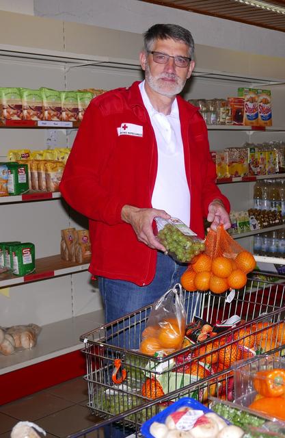 Marktleiter Josef Bauer bei der Warenaufbereitung.