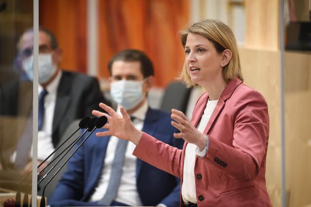 Meinl-Reisinger mahnte, die Wirtschaft und die Gesundheit der Menschen nicht gegeneinander auszuspielen.