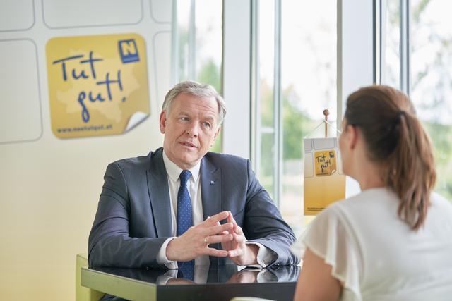Landesrat Martin Eichtinger und die Leiterin der Initiative »Tut gut!« Alexandra Pernsteiner-Kappl erklären.