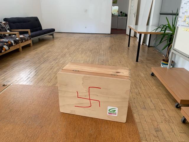 Wände und Gegenstände wurden mit Hakenkreuzen beschmiert.