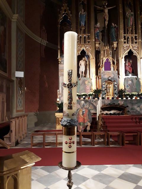 Die Osterkerze in der Pfarrkirche Zirl - Ostern 2019.