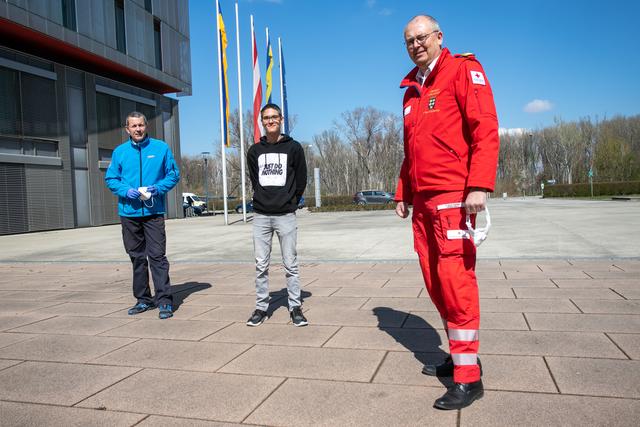 Dietmar Wurzer und Chefarzt Berndt Schreiner begrüßen die Zivildienstleistenden beim Sicherheitszentrum in Tulln.