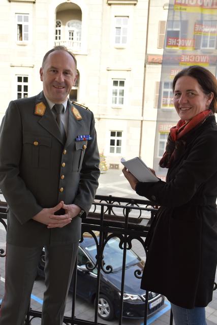 Im Interview noch vor den Corona Ausgangsbeschränkungen: Redakteurin Waltraud Fischer im Gespräch mit Brigadier Mag. Michael Wogg.