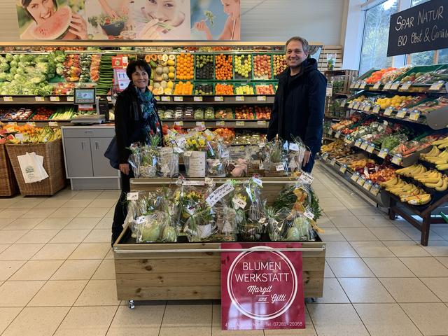 Max Jauker bietet die Blumen von der Blumenwerkstatt Margit & Gitti in seinem Geschäft an.
