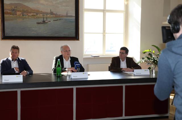 Bürgermeister Reinhard Resch (Mitte) präsentiert gemeinsam mit Vizebürgermeister Erwin Krammer (r.) und Stadtrat Helmut Mayer die Erstmaßnahmen für die Kremser Wirtschaft.