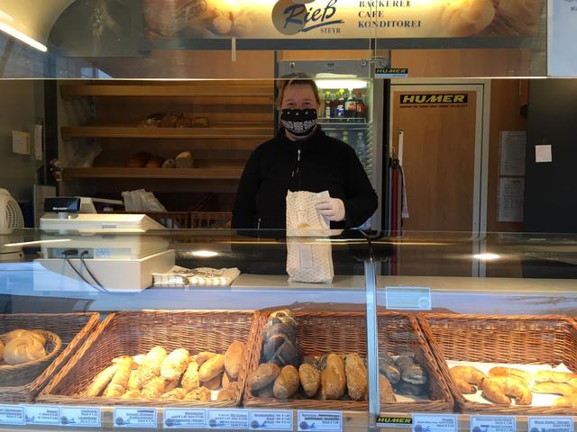 Frisches Brot & Gebäck: Gabi Hackl ist im Verkaufswagen am Hexenkessel-Parkplatz von Montag bis Freitag, von 5 bis 10 Uhr, für die Kunden da.