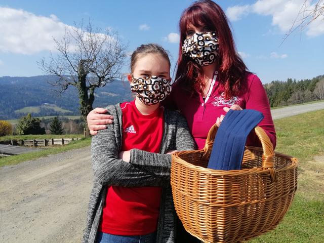 WOCHE Redakteurin Susanne Veronik freut sich mit ihrer Julia über die Gesichtsmasken von Christa Franz. Am besten ist es aber, wenn Kinder zum Einkaufen gar nicht mitgehen.