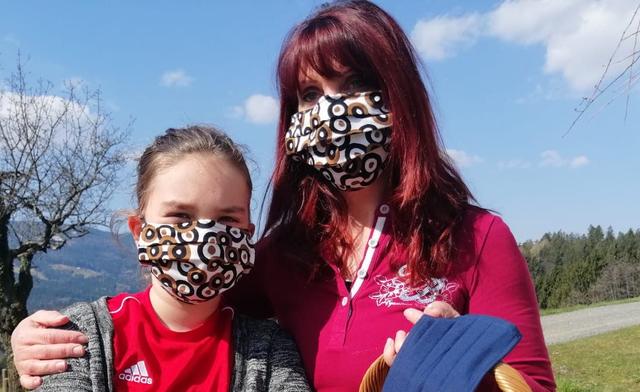 WOCHE Redakteurin Susanne Veronik freut sich mit ihrer Julia über die Gesichtsmasken von Schneidermeisterin Christa Franz. Am besten ist es aber, wenn Kinder zum Einkaufen gar nicht mitgehen.