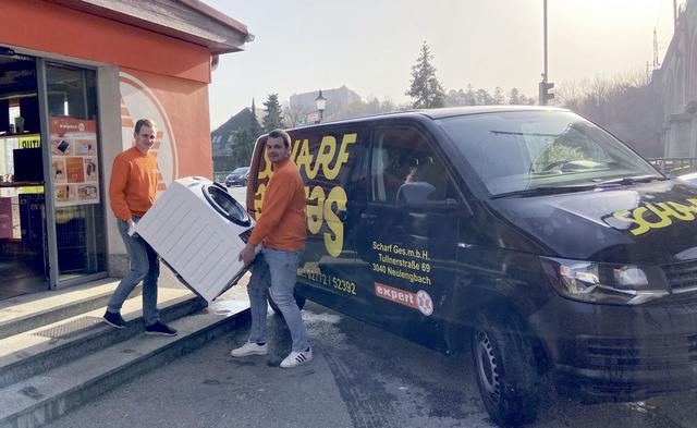 Maximilian Scharf (li.): „Unsere geschulten Servicetechniker sind auch jetzt für Kunden da. Elektrogeräte können im Online-Shop bestellt und zugestellt werden. Einfach anrufen, E-Mail schicken oder online bestellen.“