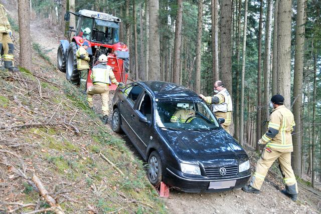 Fahren, bis die Feuerwehr kommt! Die derzeit untersagte Fahrt vom westlichen Mittelgebirge nach Fritzens endete am steilen Waldweg!