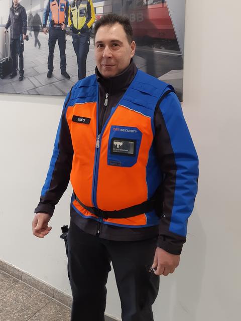 ÖBB-Mitarbeiter Dragan Gligorijevic steht den Kunden am Hauptbahnhof helfend zur Seite, natürlich mit Sicherheitsabstand.