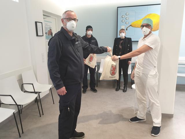 Schutz-Paket für Christian Fridrik. Im Bild mit Bürgermeisterin Sabine Naderer-Jelinek, Christian Schöftner von der FF Leonding und Zivildiener Patrick Pühringer.