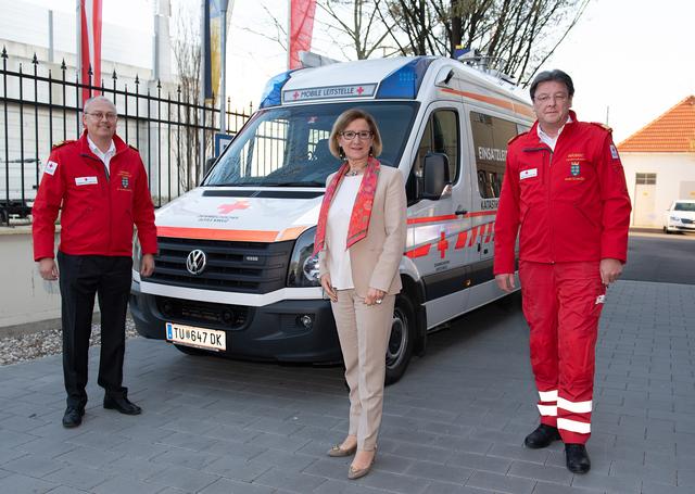 Chefarzt Dr. Berndt Schreiner, Rotes Kreuz NÖ, und Präsident Josef Schmoll, Rotes Kreuz NÖ heißen Landeshauptfrau Johanna Mikl-Leitner herzlich in der Landesverbandszentrale willkommen.