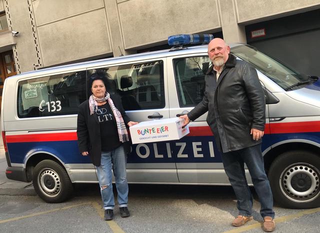 Grätzelpolizistin Andrea Prosenbauer und Claus Korper, Obmann der IG Kaufleute Josefstadt.
